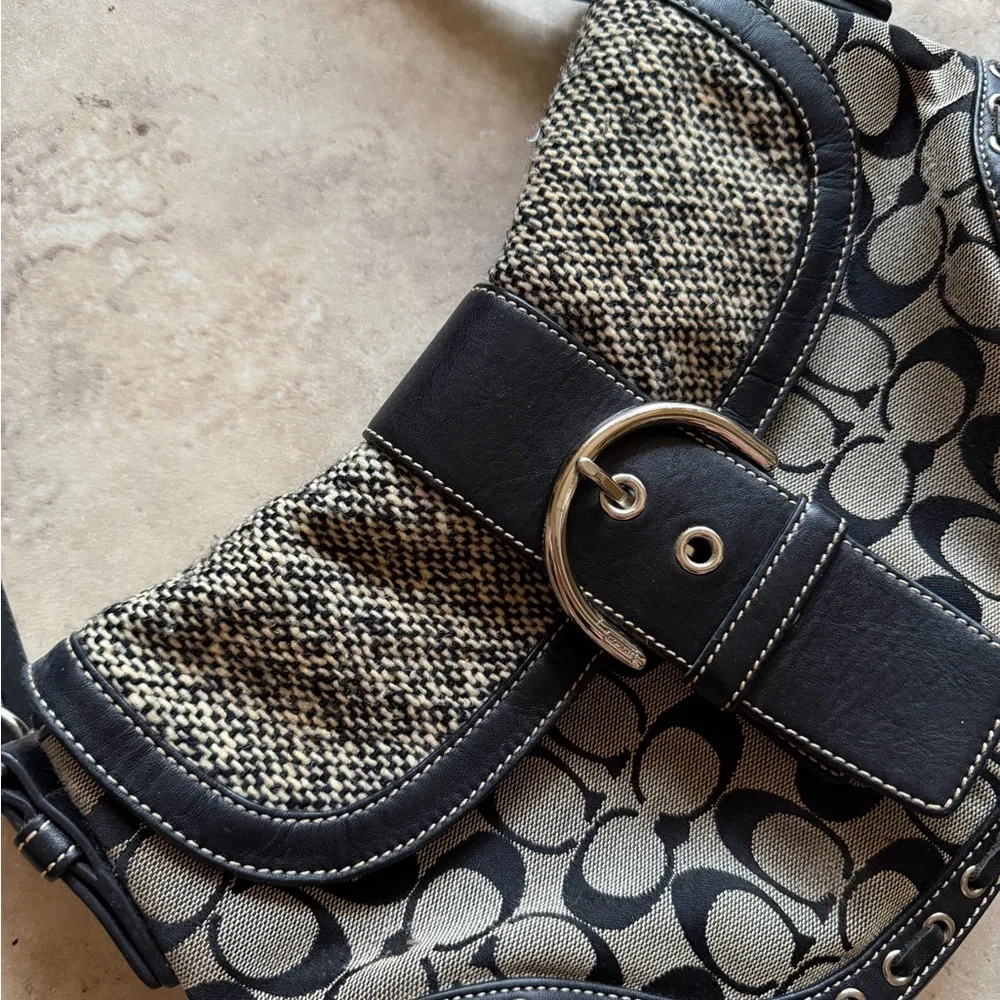 Coach F10425 Shoulder Bag - Picture 4 of 10